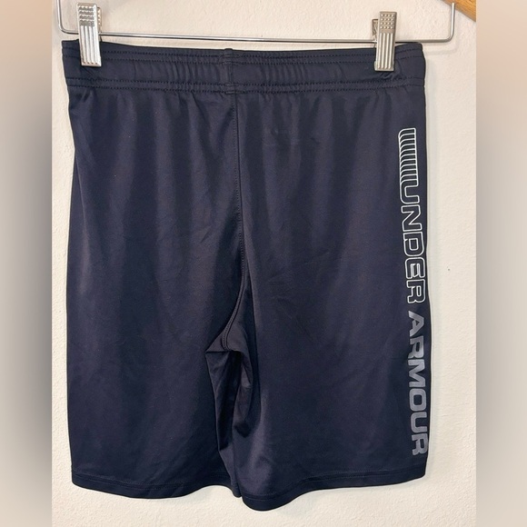 Under Armour Shorts with pockets Youth size Medium - Picture 1 of 7